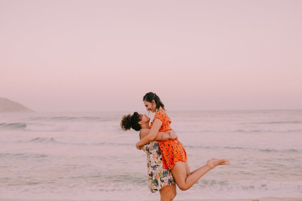 Happy coulple at the beach - Photo by Marcia Fernandes