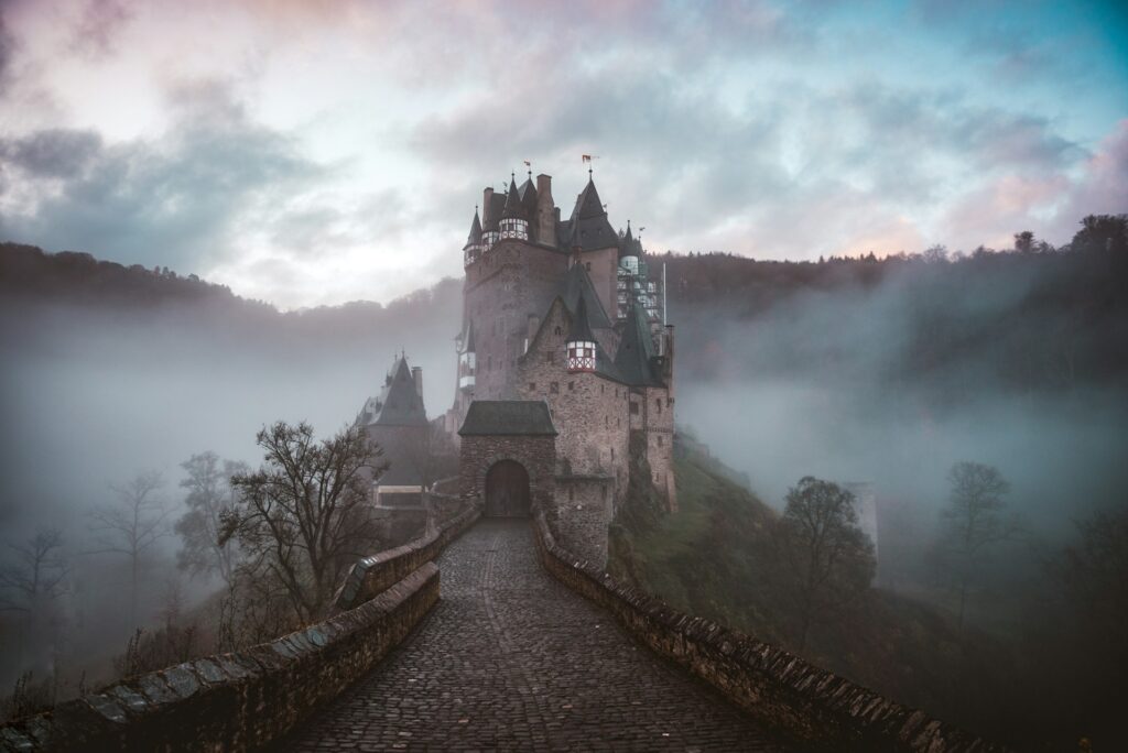 A castle in the fog - describing buildings - Photo by Cederic Vandenberghe on Unsplash
